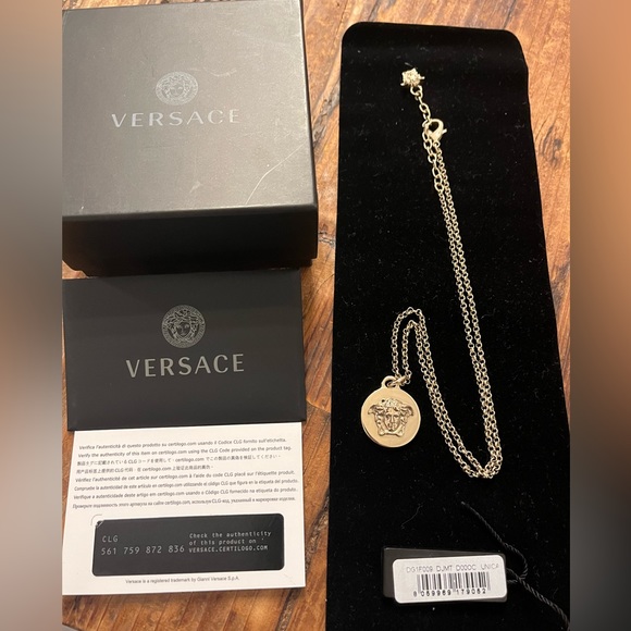 Versace medusa gold coin pendant necklace excellent condition - Picture 4 of 13